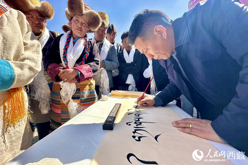 書(shū)法家為祈福一年的豐收提筆祝詞。