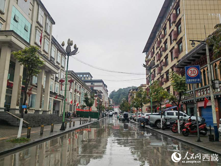 如今的墨脫縣城一應俱全。人民網(wǎng) 李海霞攝
