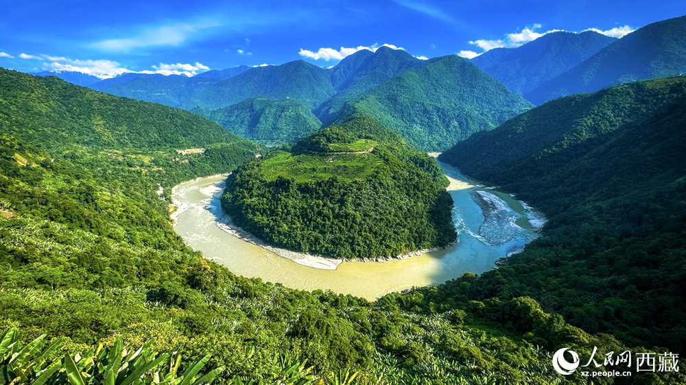 風(fēng)景秀麗、植被繁茂的西藏林芝市墨脫縣果果塘大拐彎。人民網(wǎng)記者 次仁羅布攝