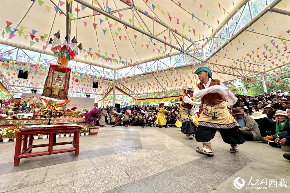 拉薩市宗角祿康公園舉行傳統(tǒng)藏戲劇目展演。