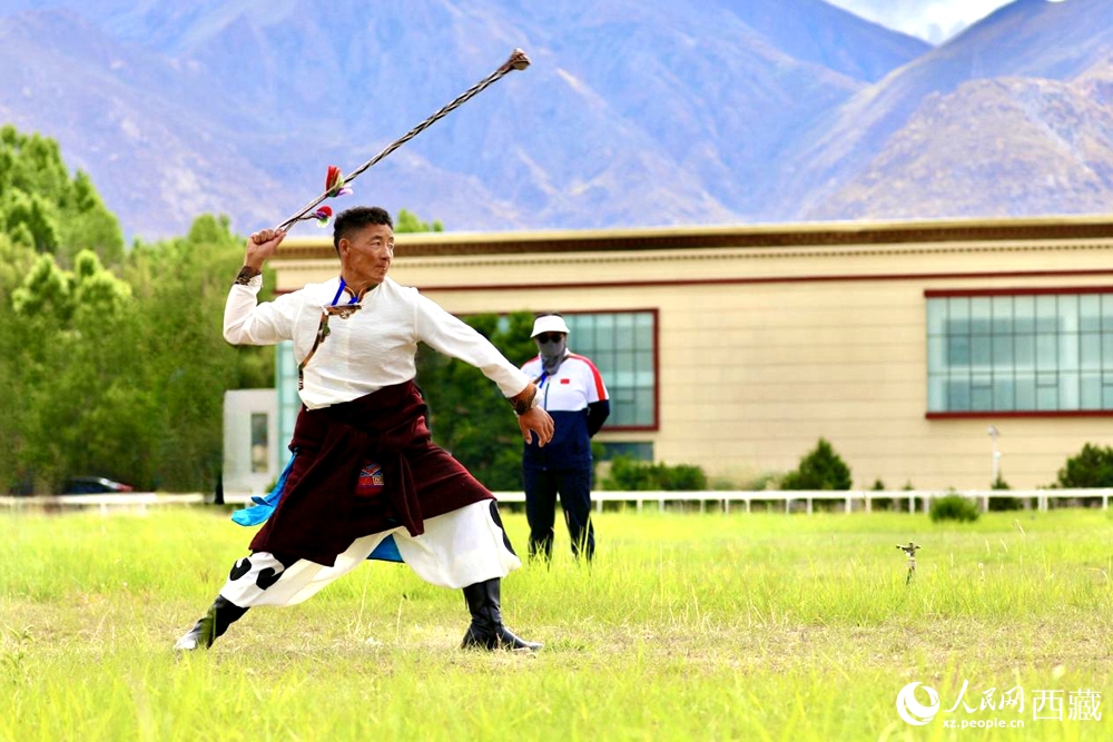 參賽選手在拉薩首屆農(nóng)牧民運(yùn)動(dòng)會(huì)上進(jìn)行“古朵”比賽（“古朵”指的是用牦牛毛或者山羊毛編織成的拋石繩，可以將石頭投擲到較遠(yuǎn)的地方，是牧民們用來(lái)放牧的工具）。