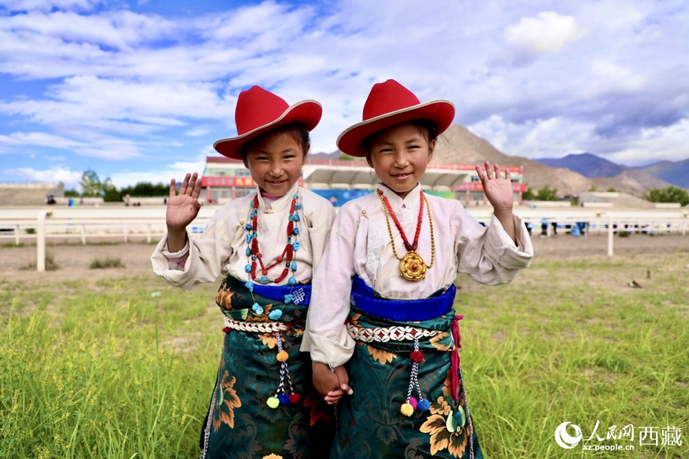 比賽現(xiàn)場(chǎng)外身著民族服飾的藏族小女孩兒。