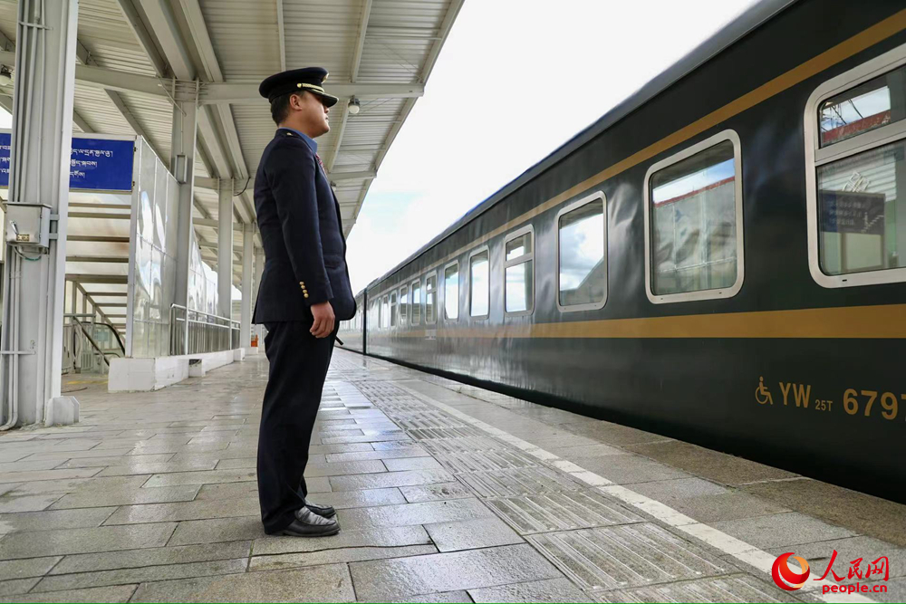 即將開往上海的列車。人民網(wǎng)記者 次仁羅布攝