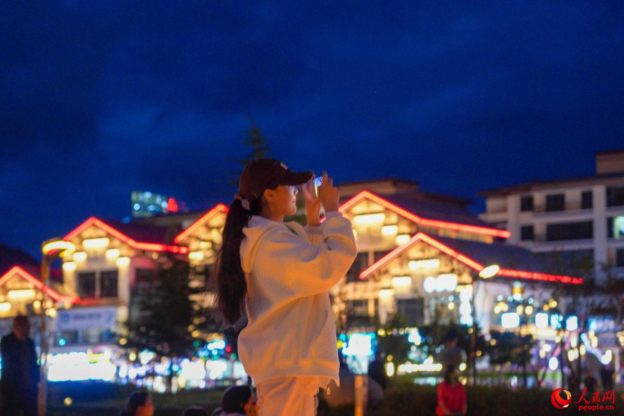 居民在西藏林芝市民族團(tuán)結(jié)廣場(chǎng)上拍照。人民網(wǎng)記者 趙晨攝