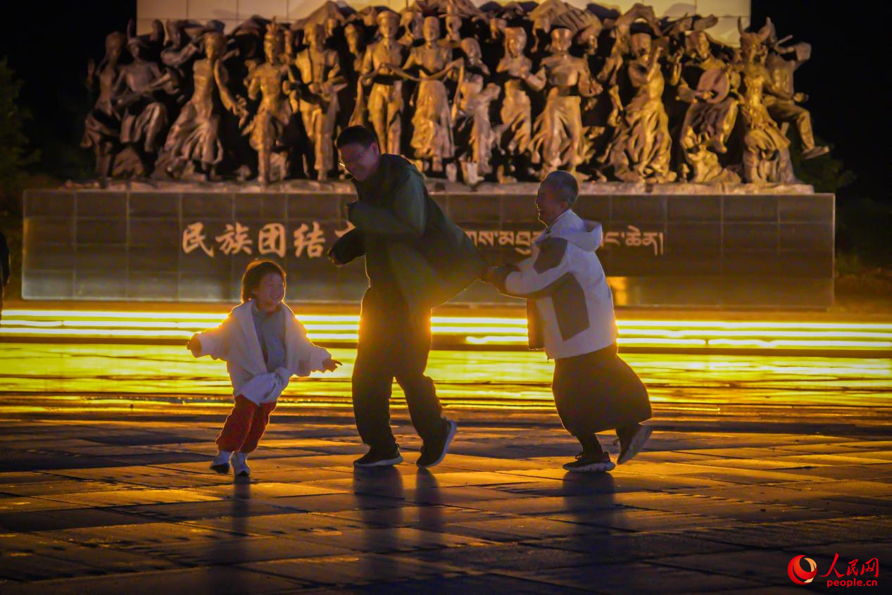 居民在西藏林芝市民族團(tuán)結(jié)廣場(chǎng)上玩耍。人民網(wǎng)記者 趙晨攝