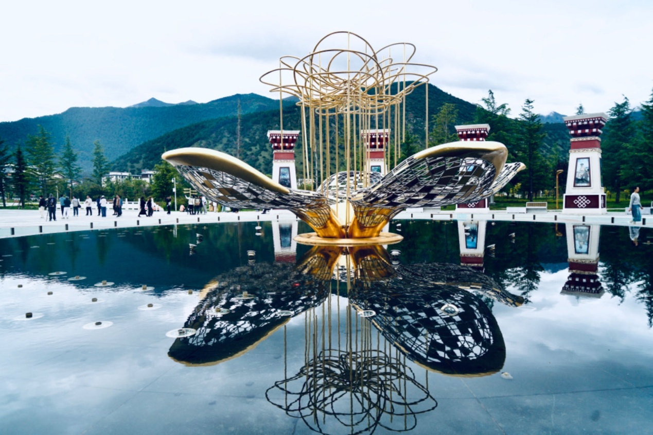 工布公園里的桃花主題雕塑——萬樹桃花。人民網(wǎng)記者 益西康珠攝