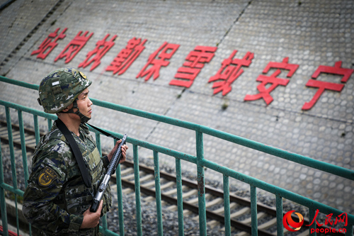 武警西藏總隊拉薩支隊執(zhí)勤八大隊官兵在鐵路旁執(zhí)勤。支翔宇 攝