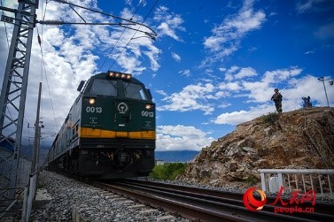 武警西藏總隊拉薩支隊執(zhí)勤八大隊官兵向駛過的火車行舉槍禮。張磊 攝