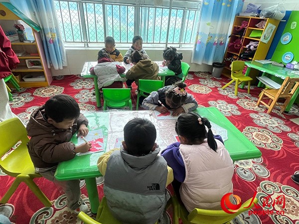 拉多村一所現(xiàn)代化幼兒園小班孩子們正在繪畫。張敏穎 攝