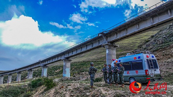武警西藏總隊拉薩支隊執(zhí)勤八大隊官兵進行護路演練以應對突發(fā)情況。張磊 攝