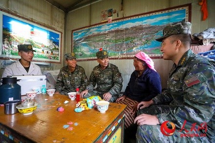 武警西藏總隊拉薩支隊執(zhí)勤八大隊官兵慰問藏族老人。何騰海 攝