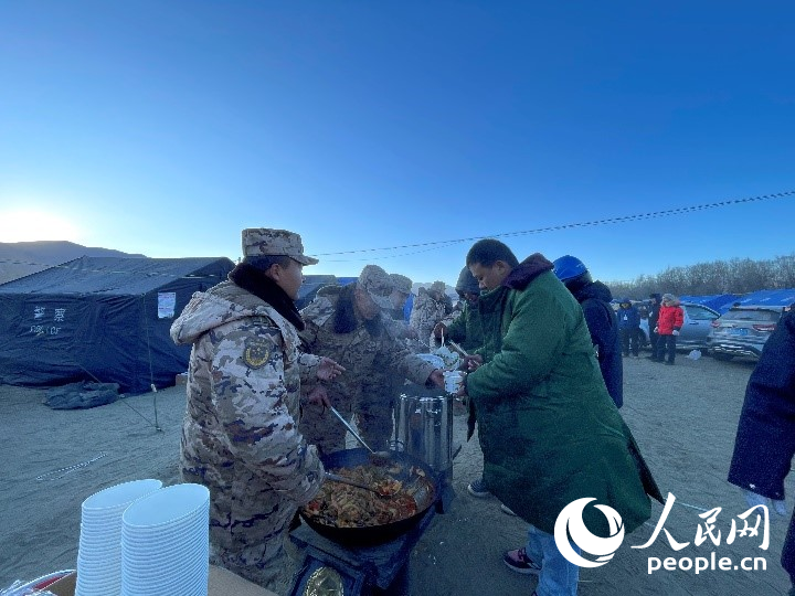 子弟兵為受災群眾分發(fā)早餐。人民網(wǎng)記者 郝潔攝