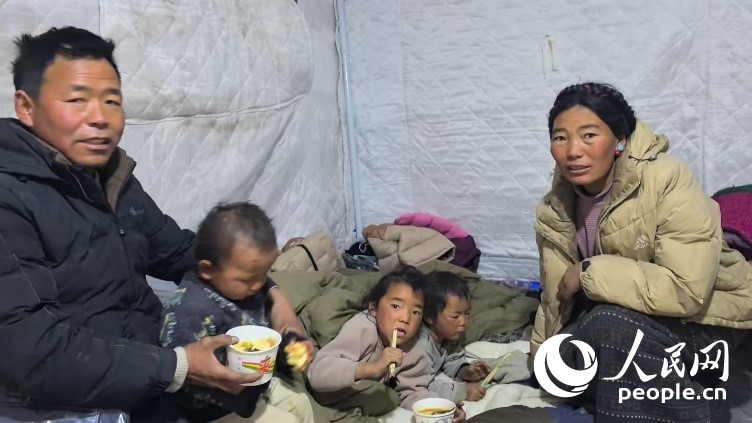 森嘎村村民扎西一家五口。人民網(wǎng)記者 吳雨仁攝
