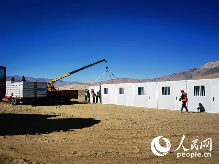 1月9日，在日喀則市定日縣長所鄉(xiāng)森嘎村安置點，工作人員抓緊搭建移動板房，確保受災(zāi)群眾溫暖過冬。人民網(wǎng)記者 吳雨仁攝