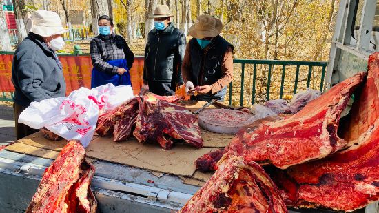 圖為市民正在買牛肉，本報記者 格桑倫珠攝(3737723)-20221201105107(1).jpg