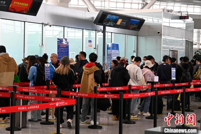 圖為“五一”期間，拉薩貢嘎機場旅客密集出行?！≡黝D珠 攝