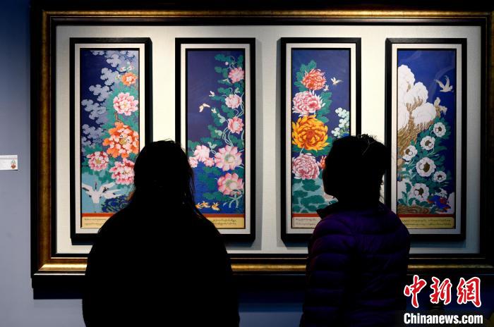 圖為5月16日，觀眾正在欣賞展覽中的新創(chuàng)唐卡作品?！±盍?攝