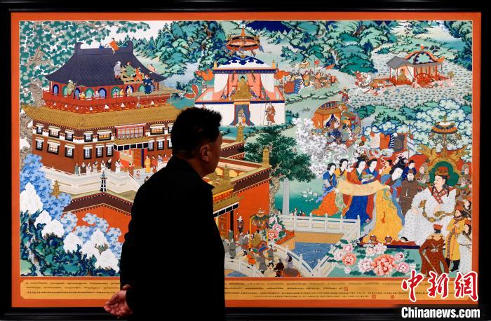 圖為5月16日，觀眾正在欣賞展覽中的新創(chuàng)唐卡作品?！±盍?攝