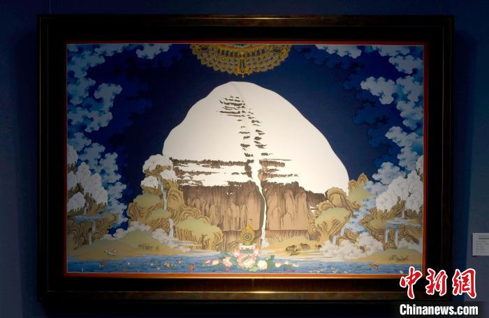 圖為5月16日，展覽中新創(chuàng)唐卡作品《岡底斯山》。　李林 攝