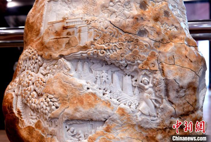 圖為5月16日，展覽中的漢白玉雕作品《猴子變?nèi)恕??！±盍?攝