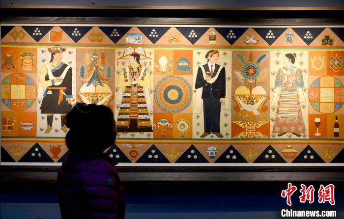 圖為5月16日，觀眾正在欣賞展覽中的新創(chuàng)唐卡作品?！±盍?攝