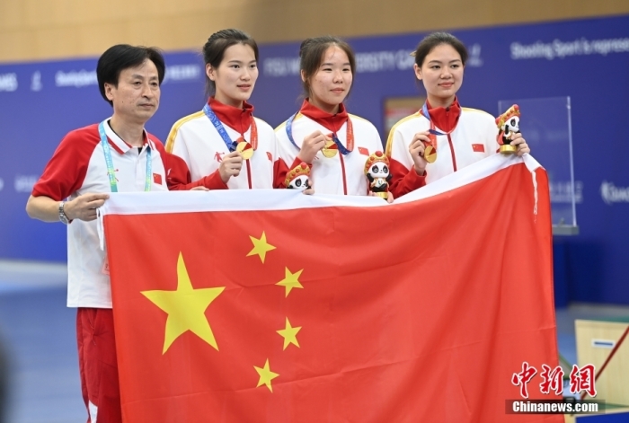 8月1日，第31屆世界大學(xué)生夏季運動會女子25米手槍團體決賽在四川成都舉行，中國隊獲得冠軍。圖為中國隊選手熊亞瑄(左二)、林雅茜(右二)、王珂怡(右一)等站在領(lǐng)獎臺上合影。<a target='_blank' href='/'><p  align=